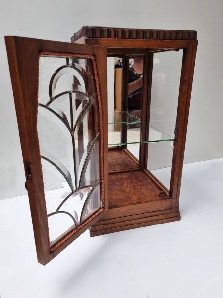 Open vintage eikenhouten hangvitrinekastje met facetgeslepen glas in lood en glazen legplank